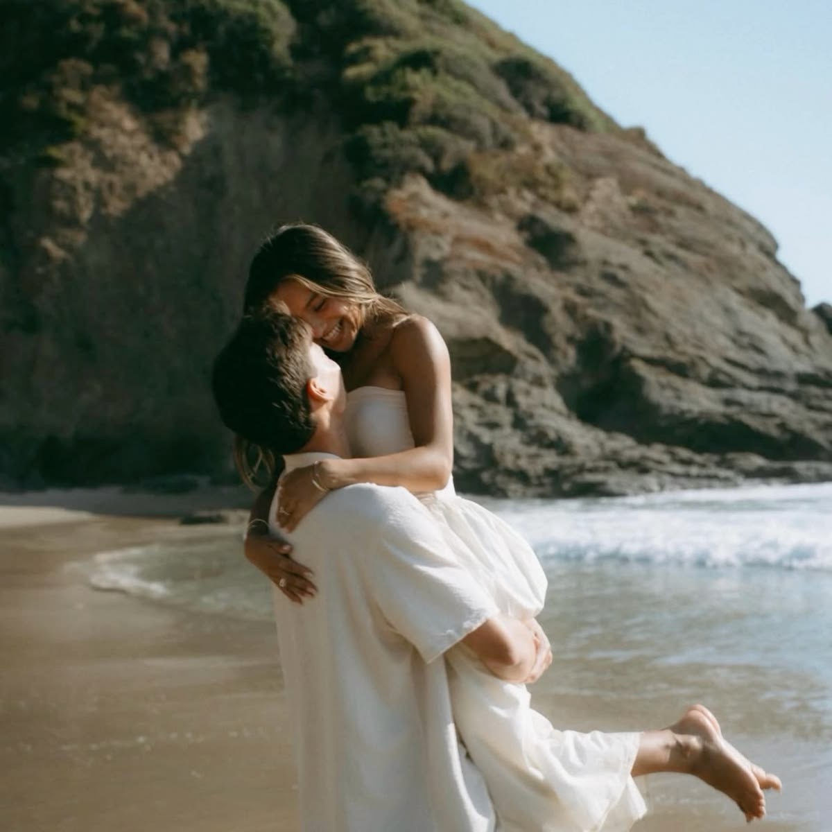Casal celebrando junto à beira-mar