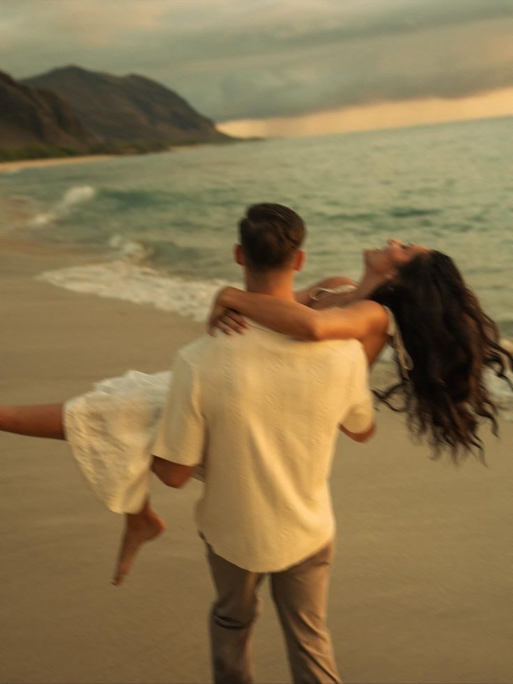 Casal em um momento espontâneo na praia